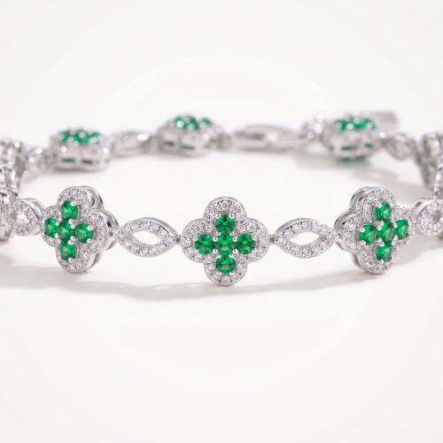 Belle Fleur Crystal Bracelet in Green / Vert / Grün, close-up of the flowers